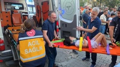 &nbsp;Motosiklet &ouml;nce k&uuml;&ccedil;&uuml;k &ccedil;ocuğa ardından otomobile &ccedil;arptı: 2 yaralı