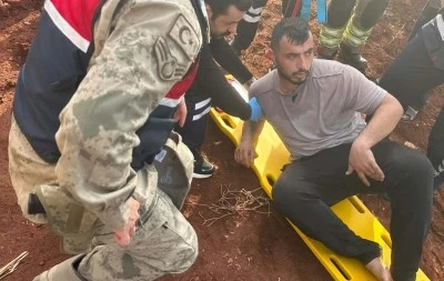 Hatay&rsquo;da, kontrolden &ccedil;ıkan TIR zeytinlik alana devrildi