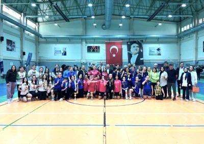 Futsal'da şampiyon Elmasbah&ccedil;eler Salih Şeremet Ortaokulu&nbsp;