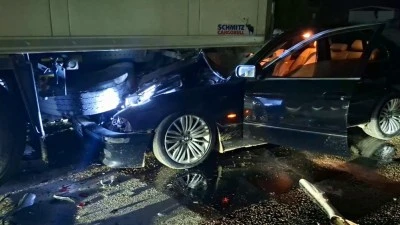 Bursa'da l&uuml;ks otomobil TIR'a &ccedil;arptı: 1 yaralı