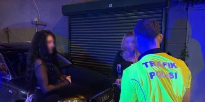 Ekiplerden ka&ccedil;ıp polise "geri zek&acirc;lı" diyen alkoll&uuml; ve ehliyetsiz kadın s&uuml;r&uuml;c&uuml;