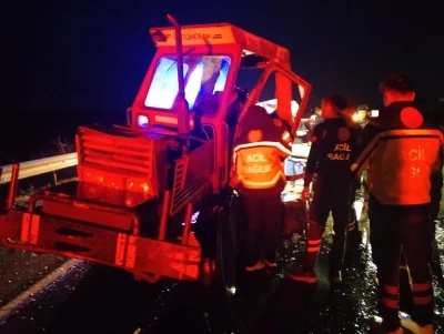 TIR&rsquo;la &ccedil;arpışan trakt&ouml;r&uuml;n s&uuml;r&uuml;c&uuml;s&uuml; ağır yaralandı