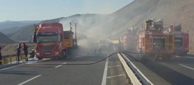 Asfalt makinesi y&uuml;kl&uuml; TIR alev alev yandı; yol 1,5 saat ulaşıma kapandı