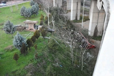Kamyonete &ccedil;arpan TIR, viyad&uuml;kten aşağı d&uuml;şt&uuml;; 3 yaralı