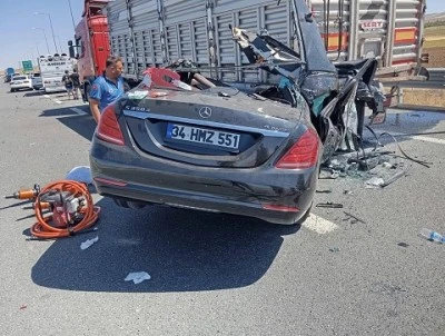 Otomobil TIR&rsquo;a arkadan &ccedil;arptı: 2 &ouml;l&uuml;, 1 yaralı