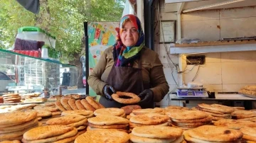 Hacer Usta, 13 yıldır taş ocağının başında &ccedil;&ouml;rek ve simit pişiriyor
