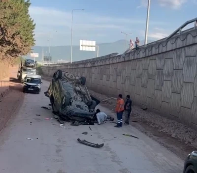 Hafif ticari ara&ccedil; 5 metre y&uuml;kseklikten u&ccedil;arak ters d&ouml;nd&uuml;: 2 yaralı
