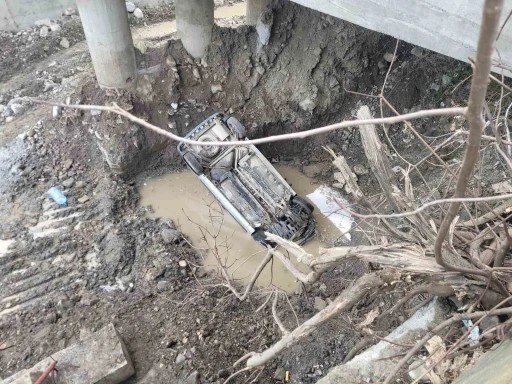 Hafif ticari ara&ccedil; 8 metre y&uuml;kseklikten &ccedil;aya u&ccedil;tu: 3 yaralı
