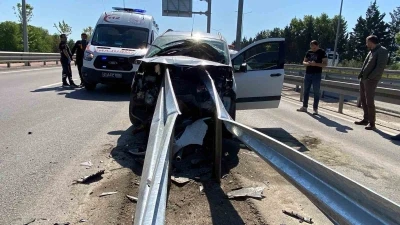 Hafif ticari ara&ccedil; bariyere saplandı
