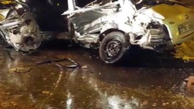  Hafif ticari ara&ccedil; elektrik direğine &ccedil;arptı: 2 &ouml;l&uuml;, 4 yaralı