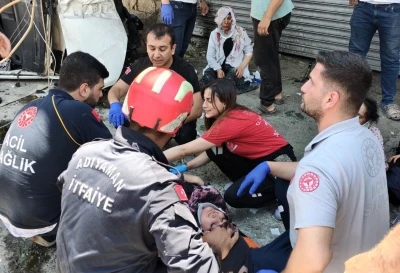 Hafif ticari ara&ccedil;, elektrik direğine &ccedil;arptı: 9 yaralı