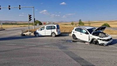 Hafif ticari ara&ccedil; ile otomobil &ccedil;arpıştı: 10 kişi yaralandı