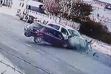 İneg&ouml;l'de hafif ticari ara&ccedil; ile otomobil kafa kafaya &ccedil;arpıştı: 6 yaralı