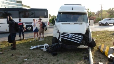 Hafif ticari ara&ccedil; ile tur aracı &ccedil;arpıştı, 3&rsquo;&uuml; turist 4 kişi yaralandı
