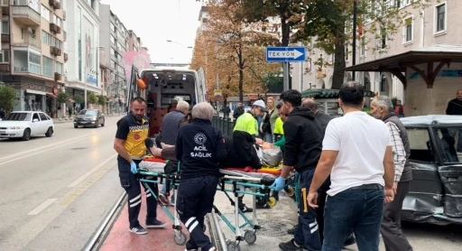 Hafif ticari ara&ccedil; otomobille &ccedil;arpıştı: 2 yaralı
