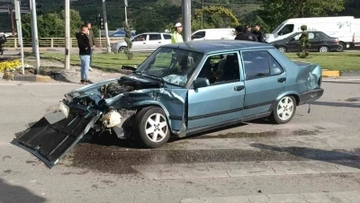 Hafif ticari ara&ccedil; otomobille &ccedil;arpıştı: 2 yaralı
