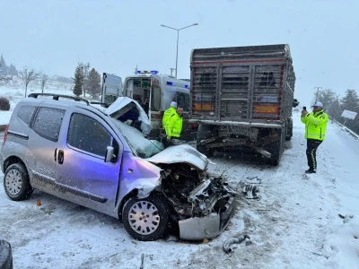 Hafif ticari ara&ccedil;, park halindeki kamyona &ccedil;arptı: 2 &ouml;ld&uuml;