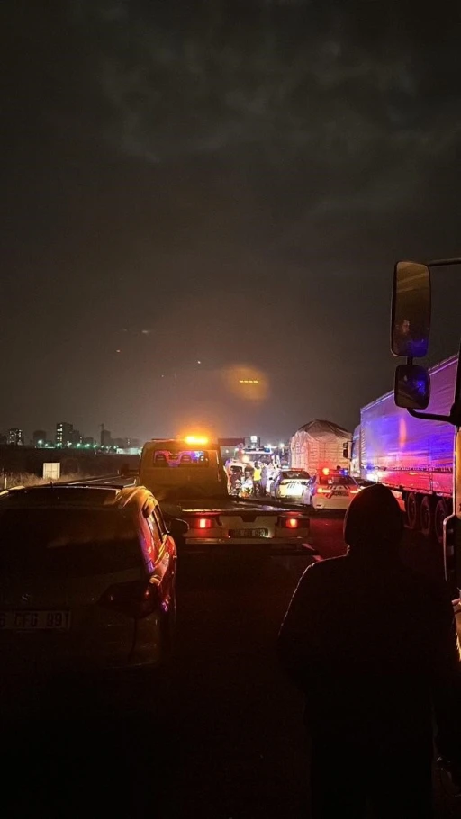 Hafif ticari ara&ccedil;, park halindeki kamyona &ccedil;arptı: 2 &ouml;l&uuml;, 1 yaralı
