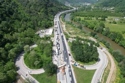 Hafif ticari araca &ccedil;arpan 25 ton tavuk yemi y&uuml;kl&uuml; tır D-650&rsquo;yi kapattı
