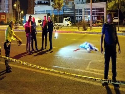 Hafif ticari aracın &ccedil;arpıp, otomobilin ezdiği kadın &ouml;ld&uuml;