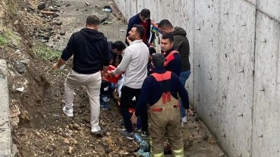 Hafif ticari aracın &ccedil;arptığı gen&ccedil; kadın, kanala d&uuml;şerek hayatını kaybetti