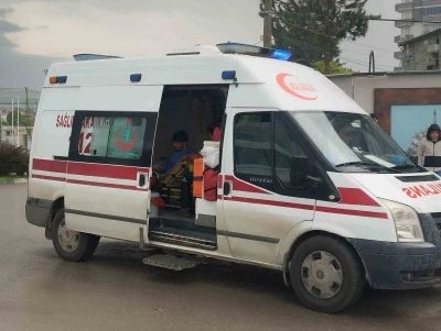 Hafif ticari aracın &ccedil;arptığı motosikletli yaralandı
