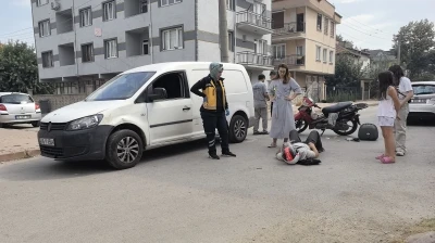 Hafif ticari ara&ccedil;la &ccedil;arpışan motosikletin s&uuml;r&uuml;c&uuml;s&uuml; yaralandı