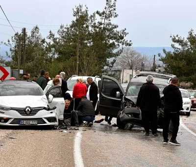 Hafif ticari ara&ccedil;la otomobil &ccedil;arpıştı: 1 &ouml;l&uuml;, 3 yaralı