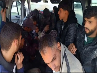 Hafif ticari ara&ccedil;ta ka&ccedil;ak g&ouml;&ccedil;menler yakalandı