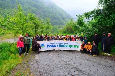 Hafif yağmur eşliğinde tabiatı keşfettiler
