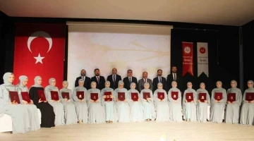 Hafızlık eğitimini tamamlayan 22 &ouml;ğrenci icazet belgesi aldı

