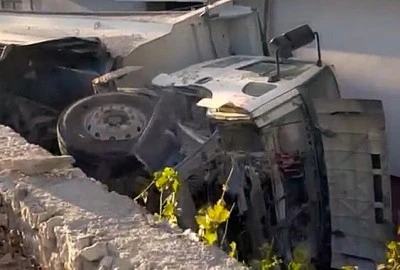 Nil&uuml;fer'de hafriyat kamyonu iki aracı bi&ccedil;ip bah&ccedil;eye u&ccedil;tu: 1 yaralı