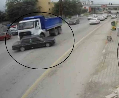 Hafriyat kamyonu, otomobili oyuncak araba gibi &ouml;n&uuml;ne aldı: O anlar kamerada
