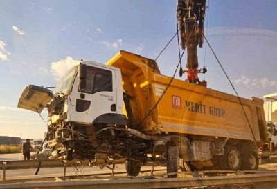 Hafriyat kamyonu ref&uuml;je girdi, trafik fel&ccedil; oldu