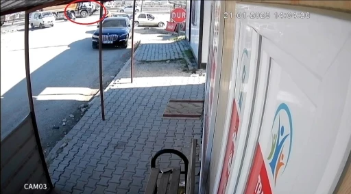 Hafriyat kamyonunun &ccedil;arptığı yaşlı adam metrelerce savruldu: O anlar kamerada
