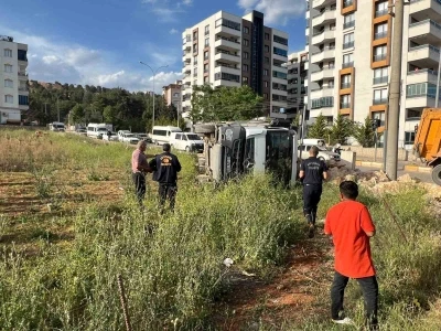Hafriyat y&uuml;kl&uuml; kamyon devrildi: 1 yaralı
