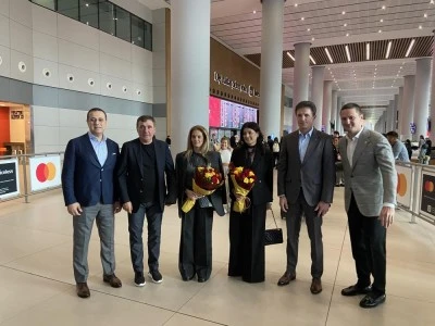 Hagi ile Popescu, İstanbul Havalimanı&rsquo;nda &ccedil;i&ccedil;eklerle karşılandı