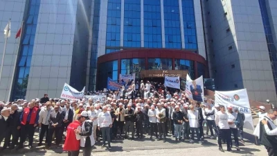 HAK-İŞ Konfederasyonu Genel Başkanı Arslan&rsquo;dan greve katılan iş&ccedil;ilere destek ziyareti
