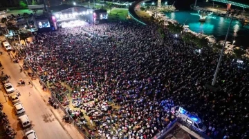 Hakan Altun ve H&uuml;sn&uuml; Şenlendirici Aliağa&rsquo;da sevenleriyle buluştu