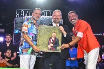 Hakan Altun ve H&uuml;sn&uuml; Şenlendirici&rsquo;den zafer konseri
