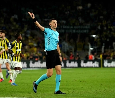 Hakem Ozan Erg&uuml;n, Fenerbah&ccedil;e - Trabzonspor ma&ccedil;ında 2 kez VAR&rsquo;a gitti