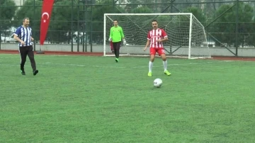 Hakim ve savcılar ile Pendik Ampute Futbol Takımı, D&uuml;nya Engelliler g&uuml;n&uuml; i&ccedil;in sahada m&uuml;cadele etti
