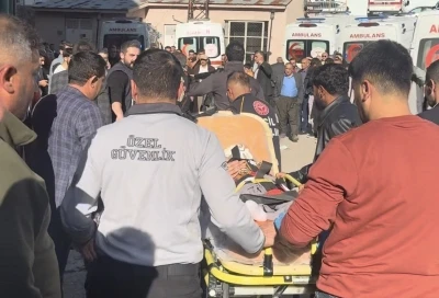 Hakkari&rsquo;de iki ara&ccedil; kafa kafaya &ccedil;arpıştı: 1 &ouml;l&uuml;, 7 yaralı