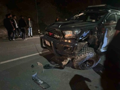 Hakkari&rsquo;de iki ara&ccedil; kafa kafaya &ccedil;arpıştı: 8 yaralı
