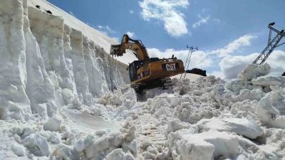 Hakkari&rsquo;de kar t&uuml;nelleri arasında zorlu ulaşım m&uuml;cadelesi

