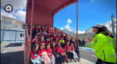 Hakkari polisinden &ouml;ğrencilere uygulamalı trafik eğitimi
