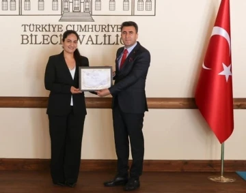 Hale &ouml;ğretmen y&uuml;zlerce g&ouml;rme engelli &ouml;ğrenciye matematiği sevdirdi
