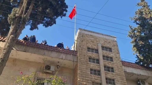 Halep Başkonsolosluğu&rsquo;nda T&uuml;rk bayrağı g&ouml;ndere &ccedil;ekildi

