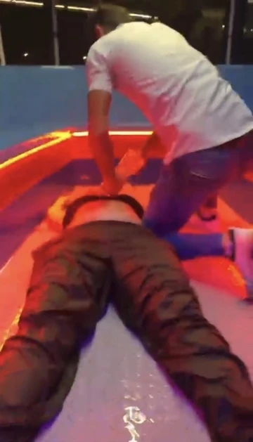 Hali&ccedil;&rsquo;te selfie &ccedil;ekerken d&uuml;şen gen&ccedil; kızı kurtaran kaptan o anları anlattı
