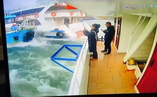 Hali&ccedil;&rsquo;te yolcu vapuru balık&ccedil;ı teknesine &ccedil;arptı: O anlar kamerada
